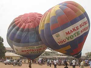 Imagen de los globos con la propaganda electoral aterrizando en un pueblo. (Foto: Sancho Gonzlez Green)