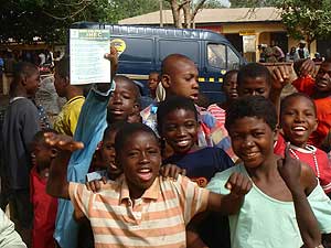 Un grupo de nios con papeles del INEC. (Foto: Sancho Gonzlez Green)