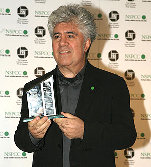 Pedro Almodvar posa con el premio de la crtica de Londres concedido a 'Volver'. (Foto: EFE)
