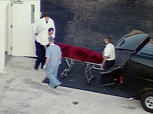 El traslado del cuerpo de Anna Nicole Smith en el centro donde se le ha practicado la autpsia. (Foto: REUTERS)