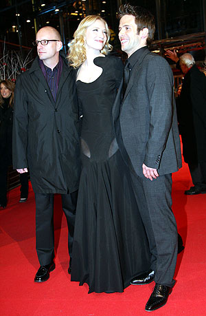 Steven Soderbergh juto a Cate Blanchett y Christian Oliver antes del pase del filme 'The Good German'. (Foto: AP)