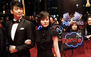 Los actores Rain y Lin Soo-jung, protagonistas de la cinta 'Sai bo gu ji man gwan chan a'. (Foto: AFP)