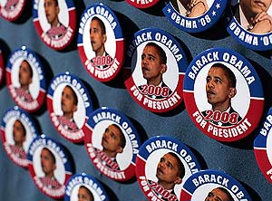 El senador ya tiene sus chapas de 'Obama for president'. (Foto: AP)
