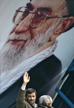 Ahmadineyad, durante su dicusrso ante un monumental retrato del líder supremo. (Foto: AFP)
