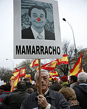 Pancarta con un insulto a Zapatero. (Foto: A. Heredia)