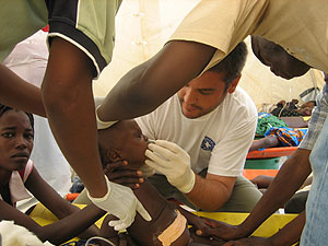 El médico de MDM Tomás Zapata coloca una sonda nasográstrica a una niña en el Centro de Tratamiento de Cólera de Cacuaco. (Foto: Jesús Herrera)