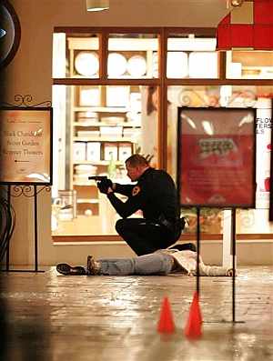 Un polica junto a uno de los cuerpos, en el incidente de Utah. (Foto: AP)