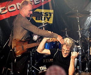 Sting y Stewart Copeland bromean, en una fiesta posterior a los Grammy. (Foto: AFP)