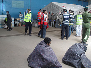 Los inmigrantes son atendidos en el hospital de campaa de la Cruz Roja. (Foto: REUTERS)