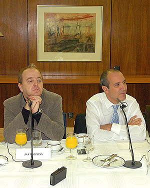 Javier Pons (izda.) y Luis Fernndez, durante el encuentro con la prensa. (Foto: TVE)