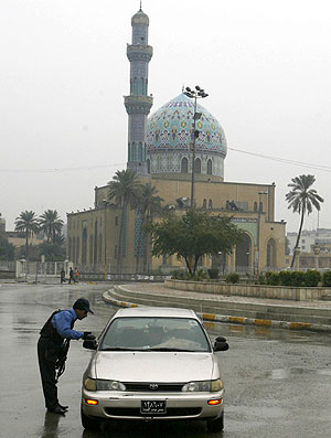 Un policía revisa un vehículo durante un periodo de toque de queda en Bagdad. (Foto: REUTERS)