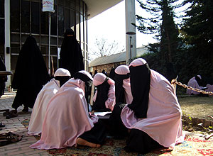 Un grupo de mujeres paquistan estudia a la salida de una biblioteca. (Foto: AP)
