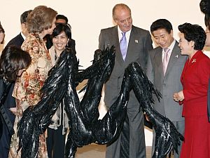 El Rey Juan Carlos y la Reina Sofía conversan con el presidente surcoreano, Roh Moo-Hyun, y su esposa, Kwon Yang-Suk, en ARCO. (Foto: EFE)