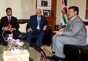 Mazen (centro), en un encuentro con el rey Abdal de Jordania. (Foto: EFE)