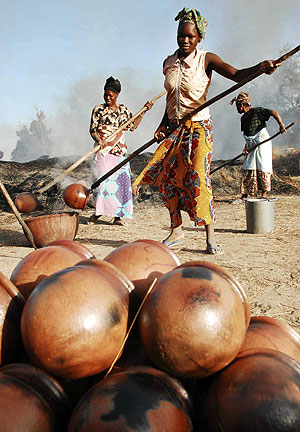 Mujeres Bambara trabajan con cermica quemada en Mal. ( Foto: REUTERS)