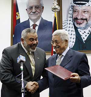 Ismail Haniya (izda.) y Abu Mazen, en Gaza. (Foto: REUTERS)