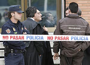 Algunos de los abogados fuman en los exteriores en un receso del juicio. (Foto: EFE)