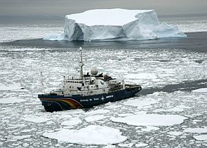 El barco 'Esperanza' de Greenpeace surca las aguas heladas de la Antrtida. (Foto: AP)