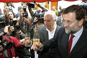 Mariano Rajoy y Javier Arenas brindan en El Puerto de Santa Mara. (Foto: EFE)