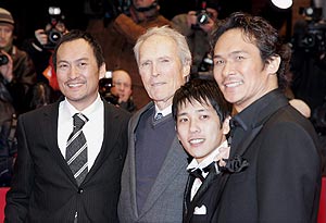 Clint Eastwood con los actores japoneses Ken Watanabe, Kazunariya y Tsuyoshi Ihara de 'Cartas desde Iwo Jima' . (Foto: EFE)