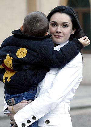 Ángela Bustillo, con su hijo de tres años en brazos. (Foto: EFE)