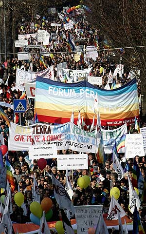 Los manifestantes marchan contra la expansin de la base de Vicenza. (Foto: REUTERS)
