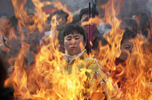 Varias personas queman incienso en un templo de Pekn. (Foto: REUTERS)