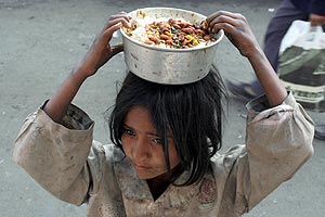 Una nia sin hogar porta comida en la localidad india de Jammu. (Foto: REUTERS)