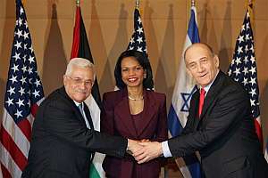 Mazen, Rice y Olmert se saludan antes de la reunión. (Foto: AP)