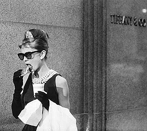Audrey Hepburn con el vestido negro en 'Desayuno con diamantes'.