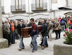 Un imagen del entierro de las vctimas. (Foto: EFE)