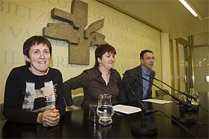 Itziar Basterrika. Nekane Erauskin y Julin Martnez, miembros del PCTV, en el Parlamento Vasco. (Foto: Pablo Vias)