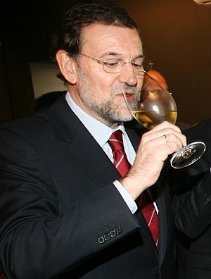 Rajoy degusta una copa de vino durante la visita que ha realizado a la Vinoteca Torres de Poblet (Tarragona). (Foto: EFE)