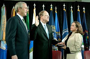 McConnell jura el cargo junto a Bush y su esposa, Terry. (Foto: EFE)