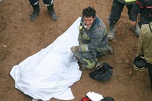 Un miembro de los equipos de rescate, junto al cuerpo del hombre fallecido. (Foto: Madero Cubero)