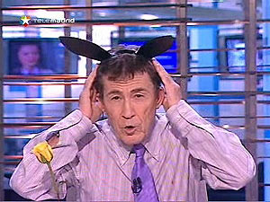 Momento en el que el periodista se coloca las orejas de burro. (Foto: Telemadrid)