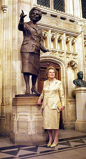 Margaret Thatcher, junto a su estatua. (Foto: AP)
