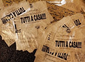 Panfletos en los que se lee "El gobierno de Prodi no tiene la mayora. Todos a casa!". (Foto: EFE)