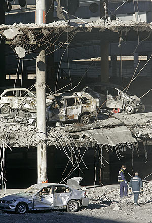 Estado en el que qued el aparcamiento de Barajas tras el atentado. (Foto: EFE)