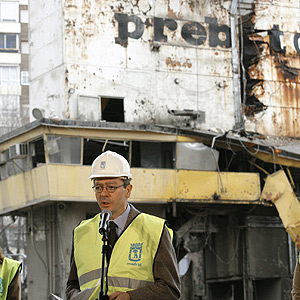 El alcalde durante su intervencin al inicio de la demolicin de la hormigonera. (Foto: EFE)