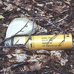 Submunicin de la bomba de racimo BLU97. (Foto: John Rodsted | Greenpeace)