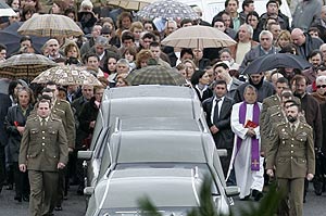 El cortejo fnebre, hacia el funeralen Friol (Lugo). (Foto: EFE)