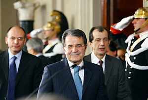 Prodi sonríe tras su encuentro con Napolitano. (Foto: AFP)