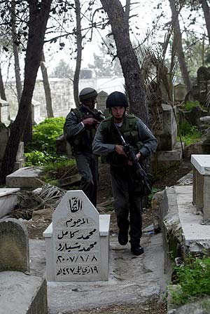 Soldados israeles inspeccionan el cementerio de Nablus. (Foto: EFE)