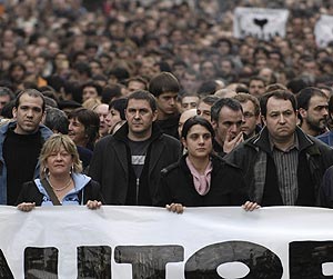 Otegi, en el centro de la imagen, este sbado, durante la manifestacin ilegal celebrada en Bilbao. (Foto: AFP)