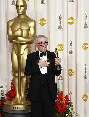 Martin Scorsese posa con el Oscar conseguido como mejor director por 'Infiltrados'. (Foto: REUTERS)