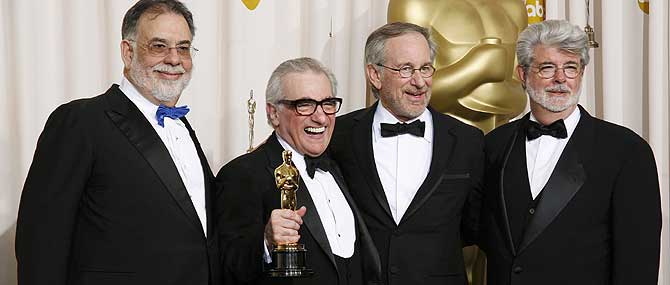 Francis Ford Coppola, George Lucas y Steven Spielberg acompañan a Martin Scorsese que posa con su Oscar.