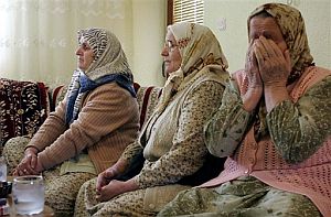 Tres mujeres bosnias se enteran del fallo judicial por televisin. (Foto: AP)
