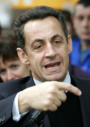 Nicolas Sarkozy este lunes en la fbrica de porcelana de Mehun sur Yevre. (Foto: AP)