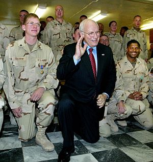 Dick Cheney visita a las tropas estadounidenses en Afganistán. (Foto: AFP)